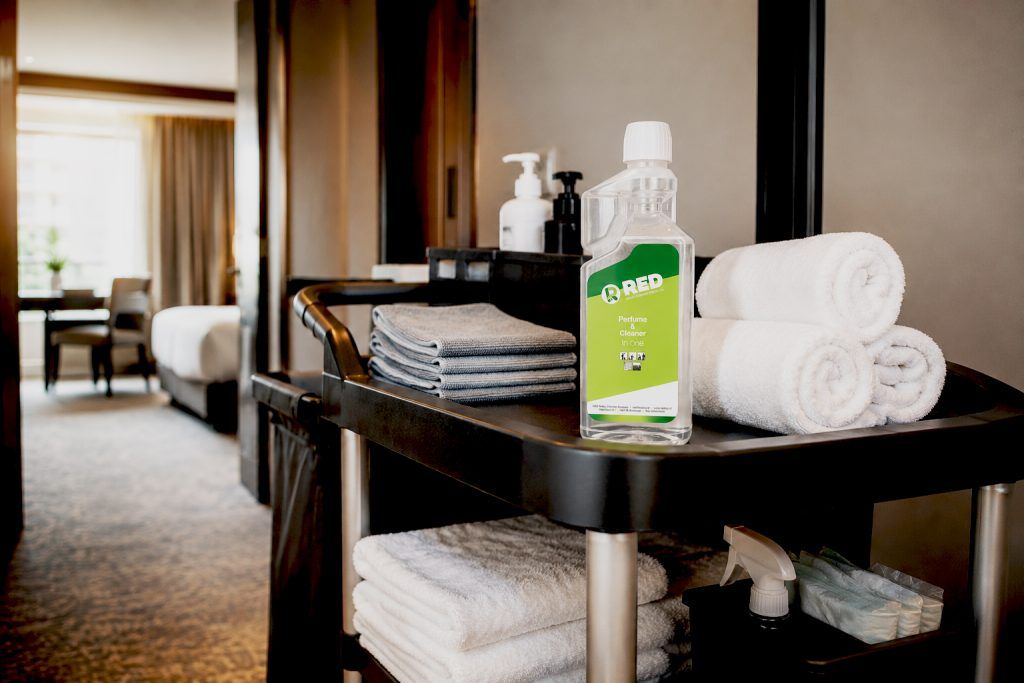 RED Perfume Cleaner in One in luxe hotelkamer