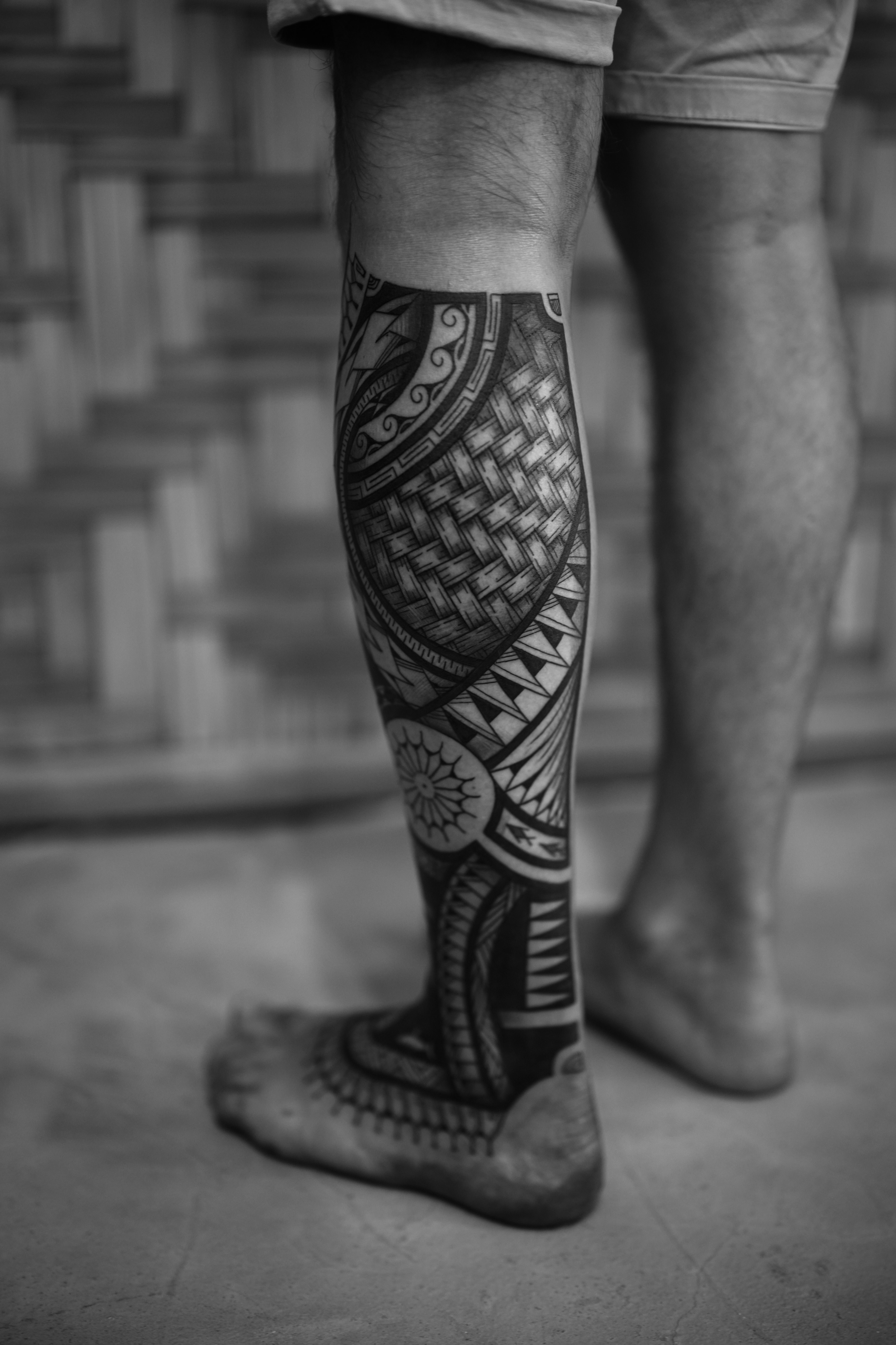 Tatouage mollet et pied polynésien