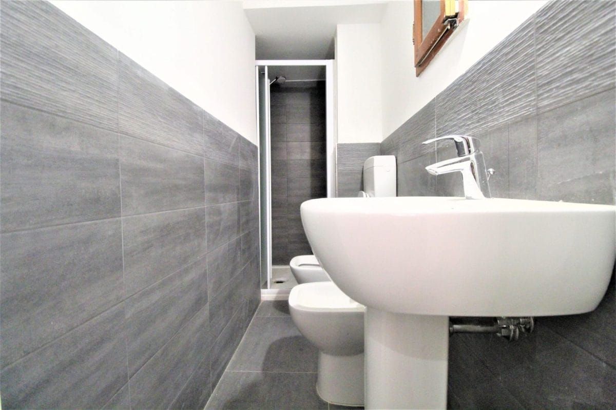 Bagno ristrutturato a Bologna – piastrelle in gres, sanitari moderni e doccia con vetro